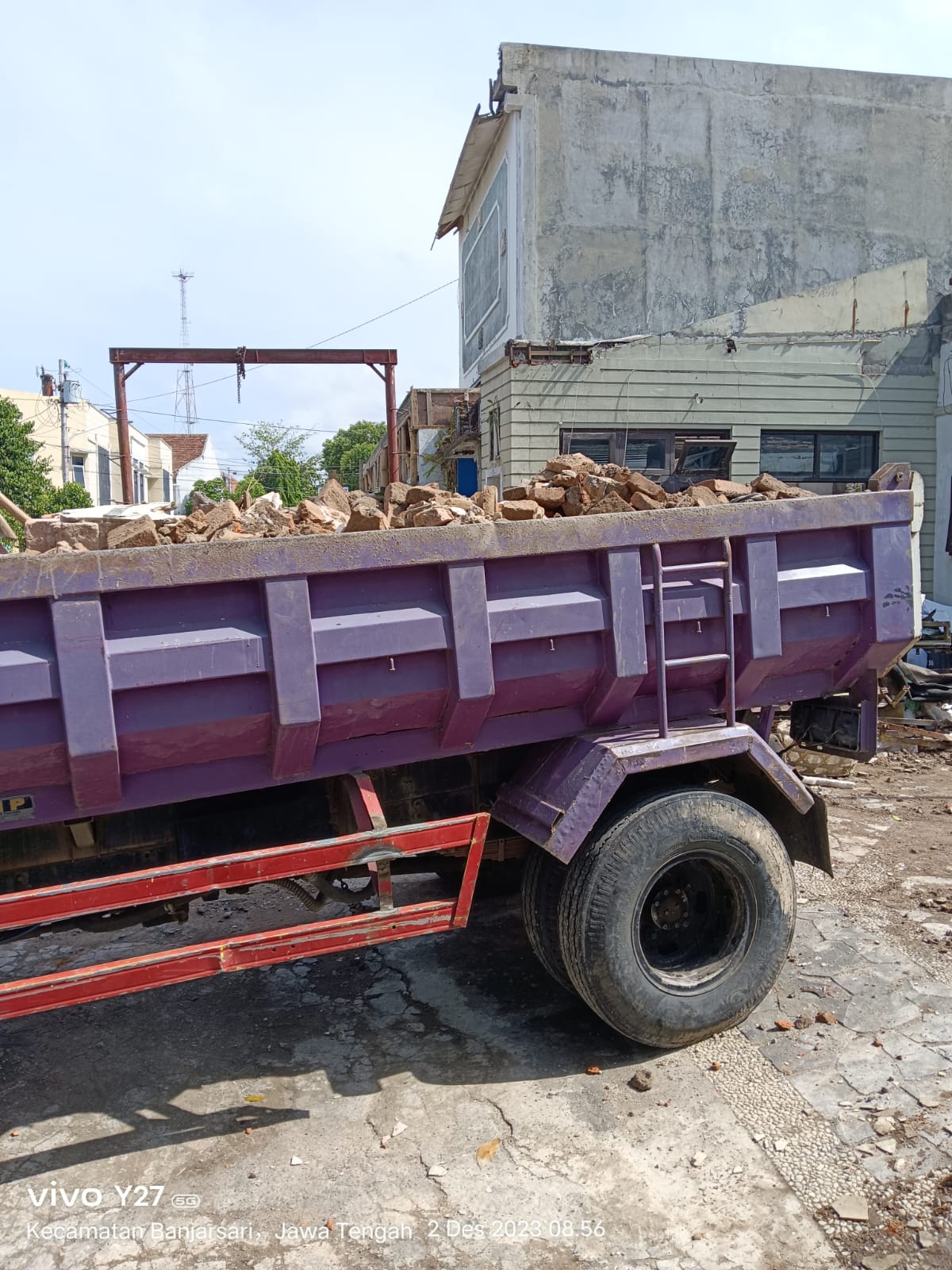 Truk pengangkut puing siap membawa sampah dan limbah dari lokasi konstruksi Sukoharjo